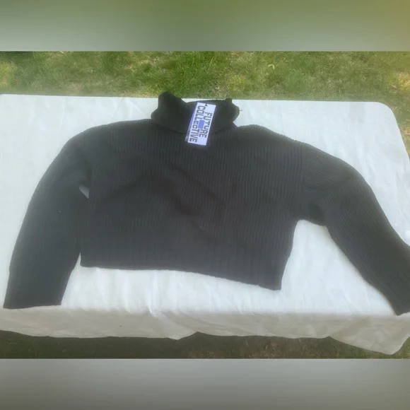 Women’s Future Collection Sweater NWT - Picture 2 of 9
